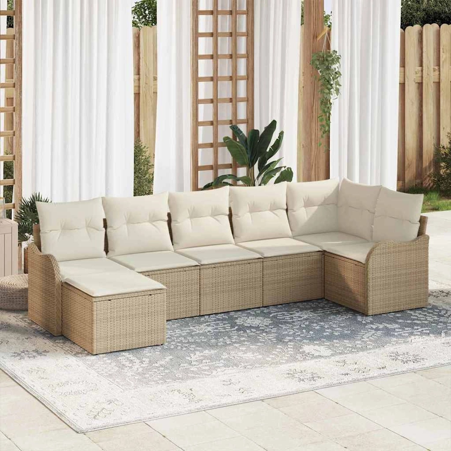 Beiges 7-teiliges vidaXL Garten-Sofa-Set aus Polyrattan mit weißen Kissen.