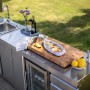 MyOutdoorKitchen Modul mit Kühlschrank und Schrank aus Edelstahl. Outdoorküche mit Spüle und Grill.