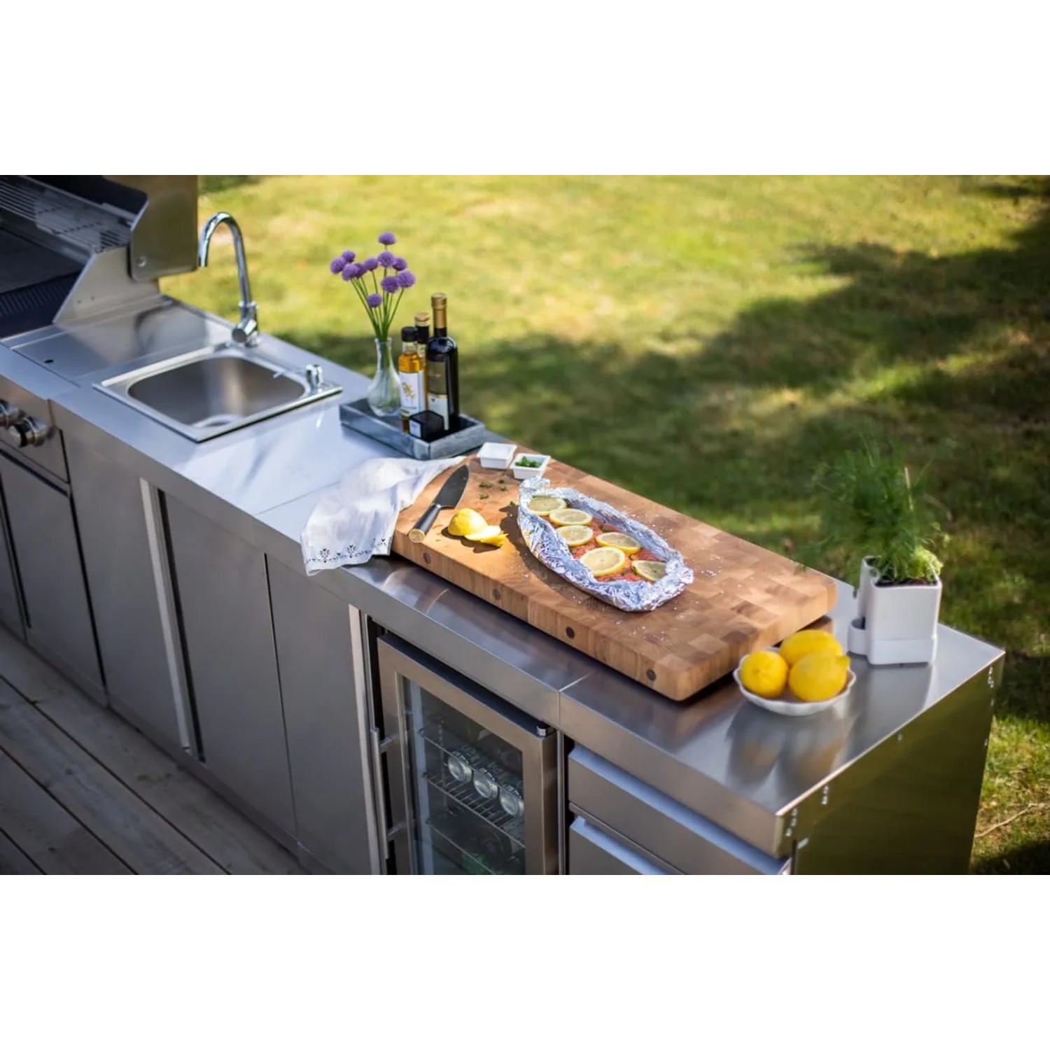 MyOutdoorKitchen Modul mit Kühlschrank und Schrank aus Edelstahl. Outdoorküche mit Spüle und Grill.