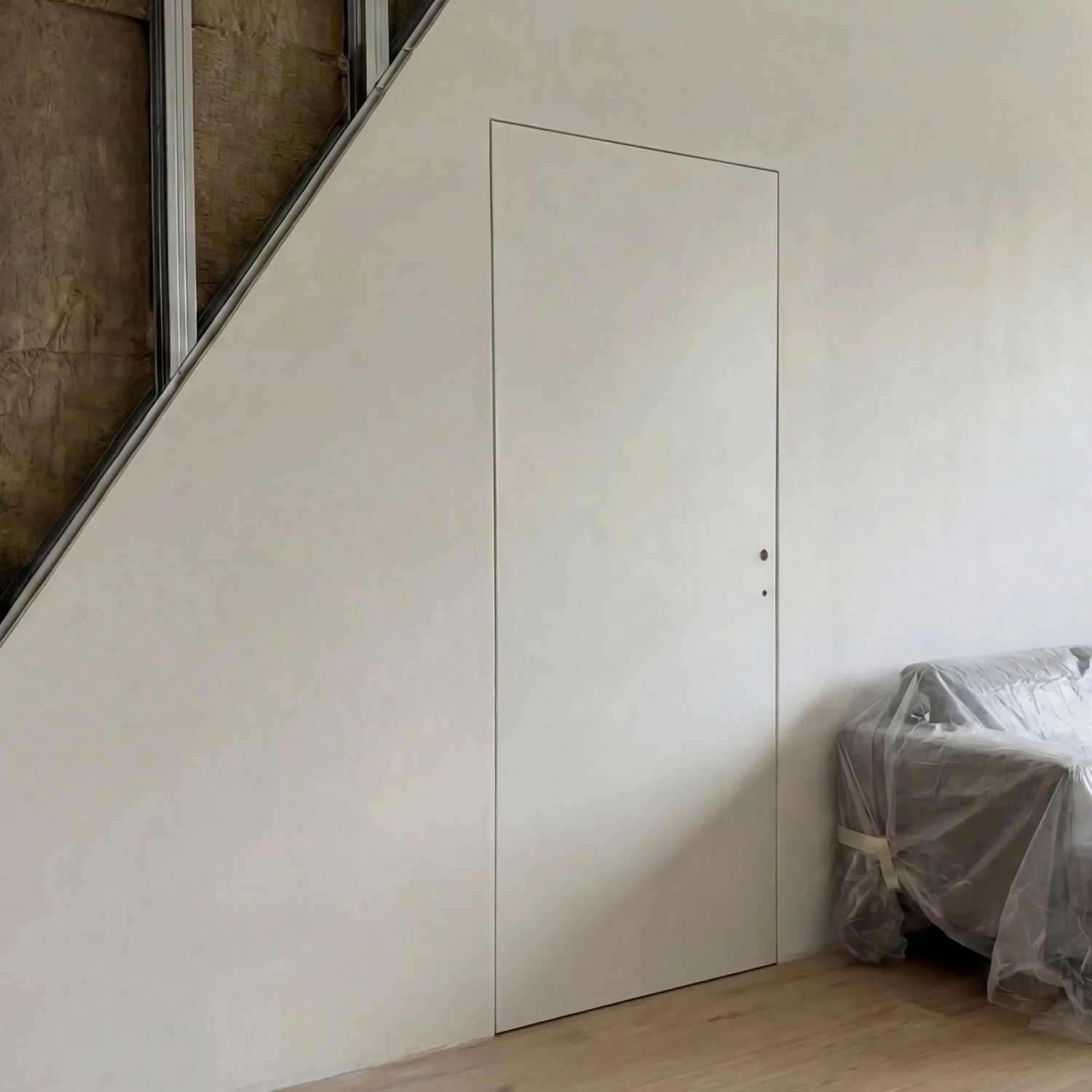 Wandbündige, weiße Tür mit Zarge im Komplettset, 76x201 cm, für den Innenausbau.