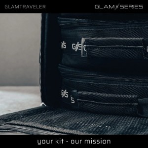 Offene schwarze GlamTraveler Kosmetiktasche mit mehreren organisierten Fächern und Reißverschlüssen. Ideal für Make-up und Beauty-Produkte.