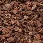 OBI Gartendekor Pinie: Nahaufnahme von Pinienmulch auf einer Palette, ideal zur Beetabdeckung und Weggestaltung.