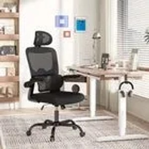Schwarzer Rattantree Drehstuhl mit Wippfunktion, Kopf- und Klapparmlehnen für ergonomisches Sitzen.