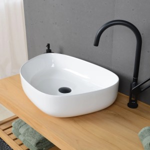Weißes, glänzendes Wohnfreuden Keramik Aufsatzwaschbecken, 55 cm, auf Holzplatte mit Armatur.