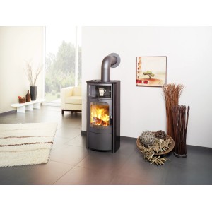 Hark Kaminofen Opera-B Meteorschwarz 7 kW mit Teefach und Automatik im Wohnraum.