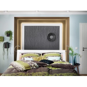 Schlafzimmer mit Zierprofil Saskia Weiß als indirekte Beleuchtung und Wanddeko.