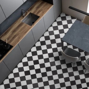 Karat CV Bodenbelag Atlantic Damier in Küche mit schwarz-weißem Fliesenmuster.