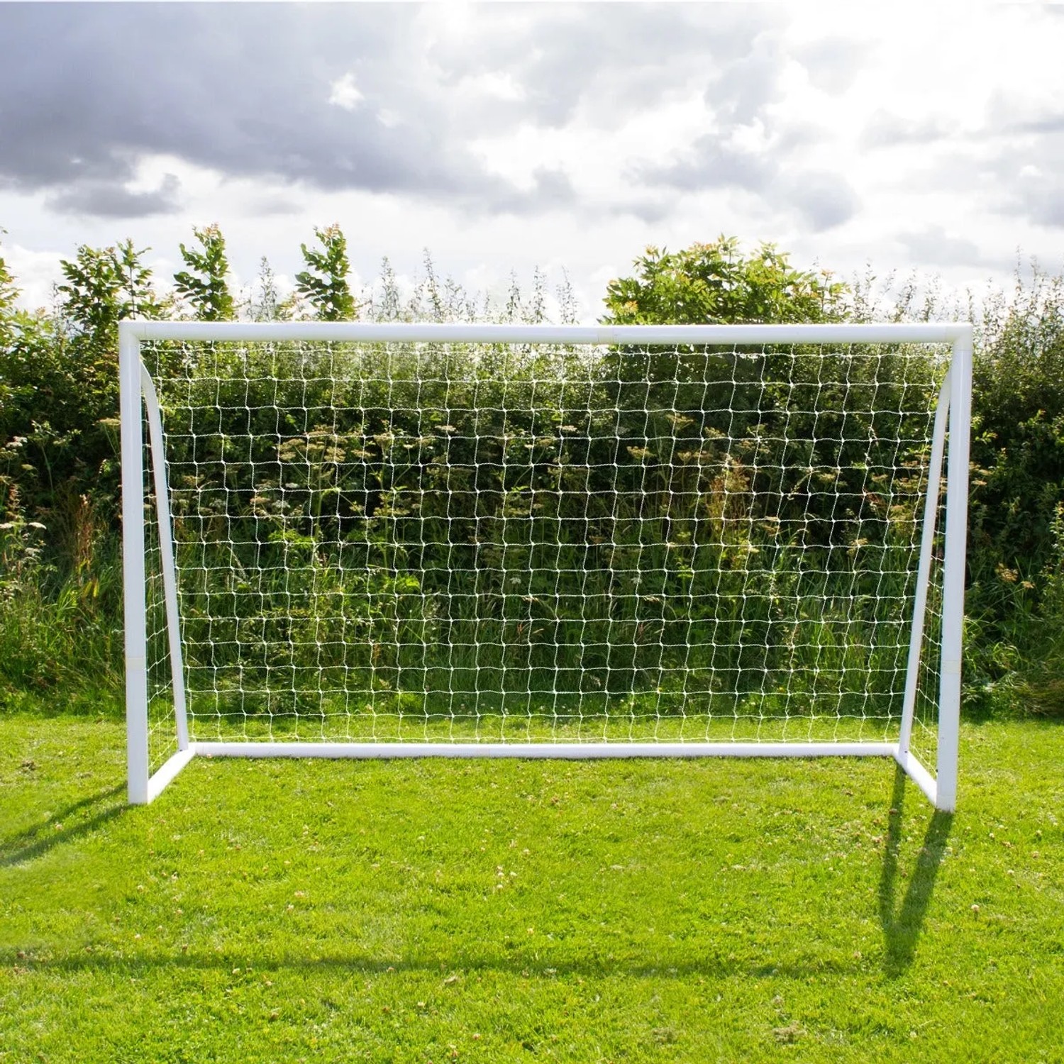 Weißes Fußballtor 3.6m x 1.8m mit Netz auf Rasen für Spiel & Spaß.