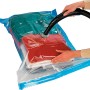 Wenko Vakuum Aufbewahrungssystem 2er-Set (90x56cm) mit Staubsauger beim Luftabsaugen. Textile Aufbewahrung für Kleidung.