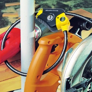 Master Lock Kabelschloss Python, 4,5m, schwarz-gelb, sichert Werkzeuge an einem Pfosten.