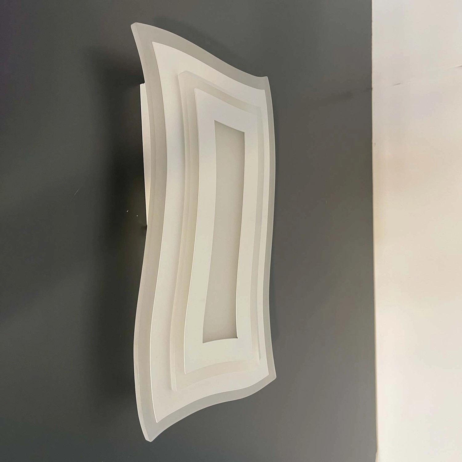 Moderne, dimmbare LED Wandleuchte Gorden von Fischer & Honsel, weiß satiniert, für stimmungsvolles Licht.