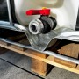 GEKA plus IBC Adapter 2-teilig am IBC Container mit rotem Hahn und S60x6 Gewinde.