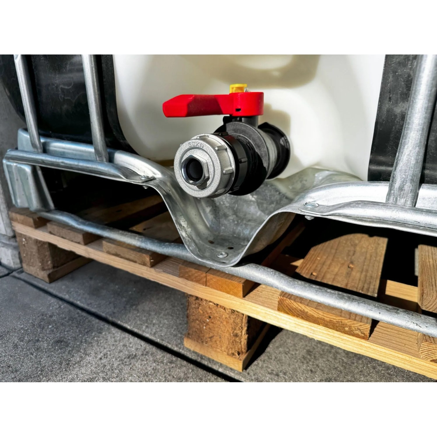 GEKA plus IBC Adapter 2-teilig am IBC Container mit rotem Hahn und S60x6 Gewinde.