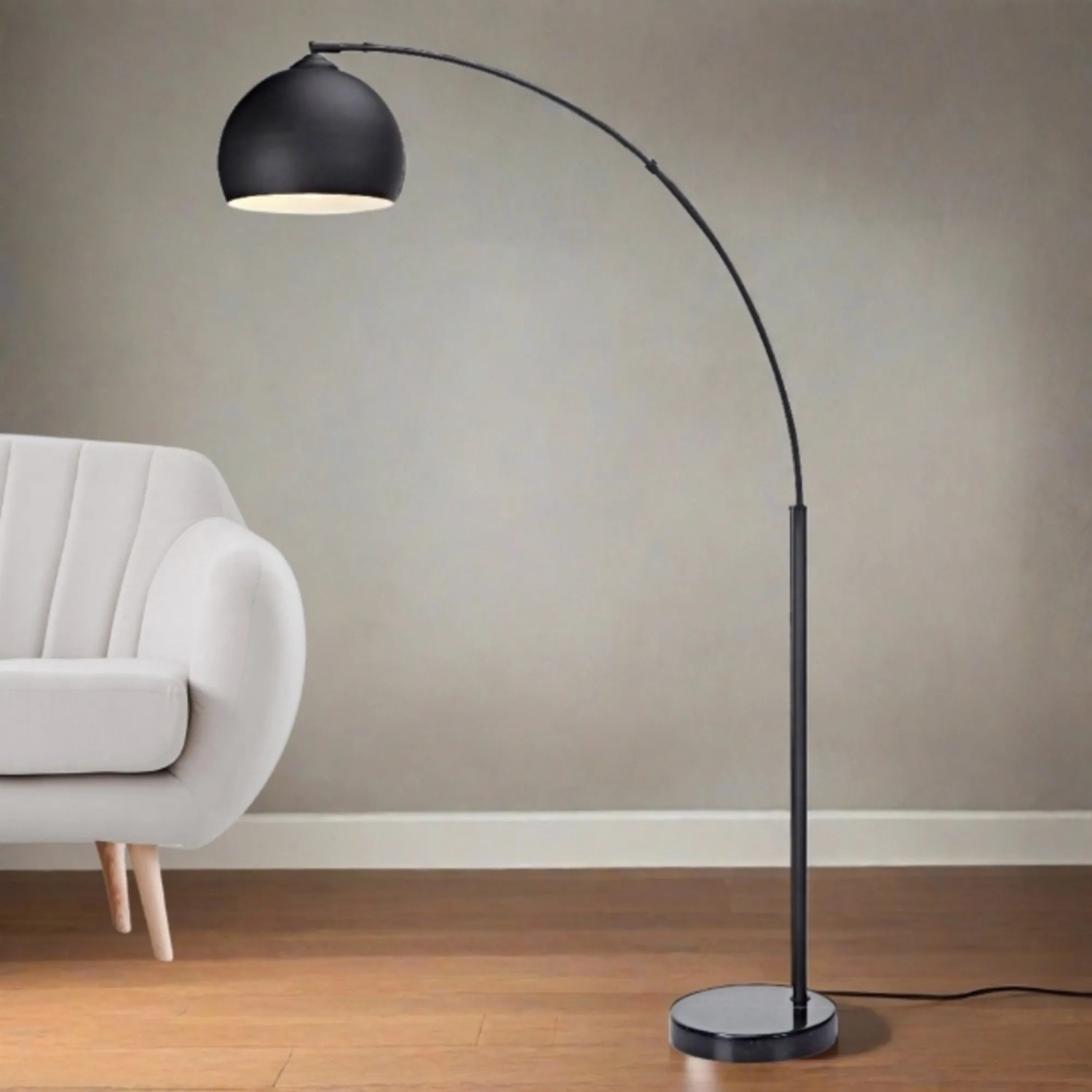 Schwarze Bogenlampe (170cm) mit Marmorsockel von Teamson Home als Deckenfluter.