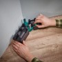 wolfcraft Schmiege und Gehrungsschneidlade misst Winkel an Wand und Holzboden für präzise Gehrungen.