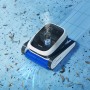 Ecovacs Poolroboter Ultramarine P1 in Weiß-Blau bei der Poolreinigung.