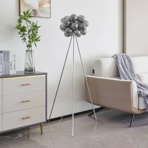 Moderne Lucande Design-Stehlampe Diborah mit Glas-Kugeln und Alu-Gestell, 150cm hoch.