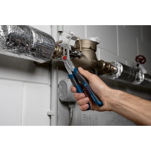 Bosch Professional Wasserpumpenzange (250mm) im Einsatz an einem Rohr.