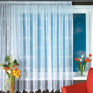 Weiße, transparente Arsvita Gardine Marburg mit Universalband und filigranem Muster vor Fenster.