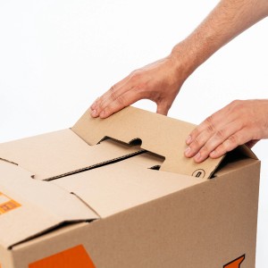 Hände falten OBI Umzugskarton S (50 l) zusammen. Ideal für Umzüge und Lagerung.