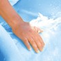 Detailaufnahme: Hand berührt Karibu Wellenrutsche (3m) mit Wasseranschluss.
