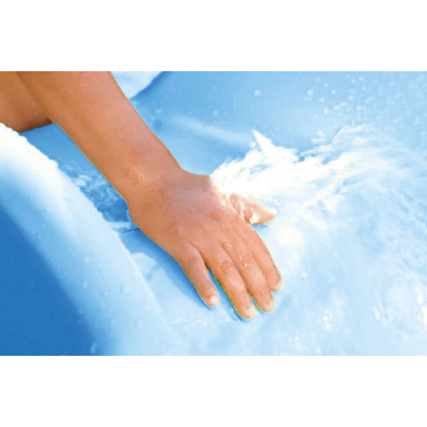 Detailaufnahme: Hand berührt Karibu Wellenrutsche (3m) mit Wasseranschluss.