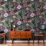 Vliestapete mit Blumenmuster in Grün und Schwarz für eine florale Wandgestaltung.