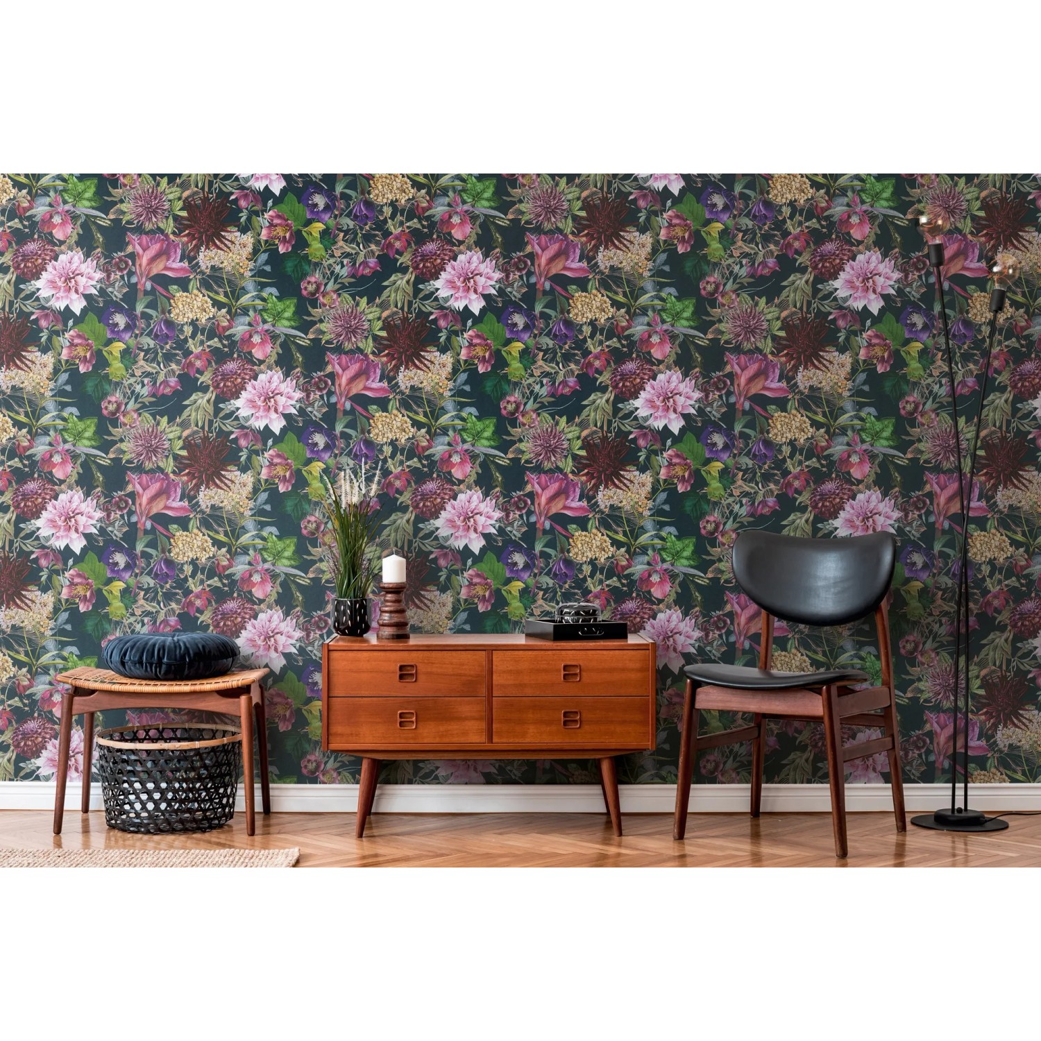 Vliestapete mit Blumenmuster in Grün und Schwarz für eine florale Wandgestaltung.