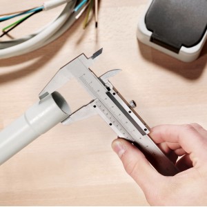 LUX Schieblehre Comfort 150 mm beim Messen eines Rohres, Werkzeug zum präzisen Messen.