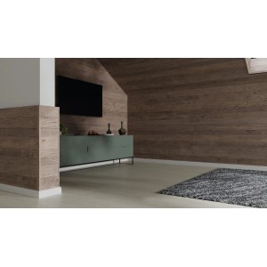 Wohnraum mit Egger Decowall Wandpaneelen in Eiche Natur und passender Abdeckleiste.