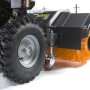 Detailaufnahme der Stiga Benzin-Kehrmaschine SWS 600 GE mit Elektrostart, Fokus auf Reifen und Bürste.