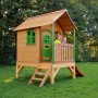 Axi Tom Spielhaus aus Holz mit roter Rutsche, braun und grün, mit zwei Kindern auf der Veranda.