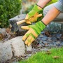 Grüne Gartenhandschuhe Gr. 10 im Einsatz beim Pflastern mit Hammer.