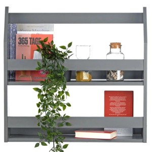 Graues Wandregal aus Kiefernholz mit zwei Ablagen, dekoriert mit Büchern und Pflanzen. Vielseitiges Hängeregal für Küche oder Wohnzimmer.