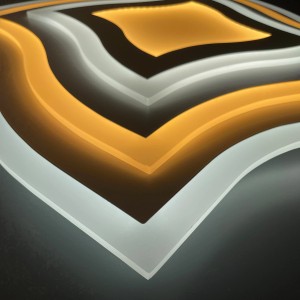 Moderne, dimmbare LED-Deckenleuchte Gorden in Weiß, 60x60 cm. Ideal für Wohn- und Essbereich.