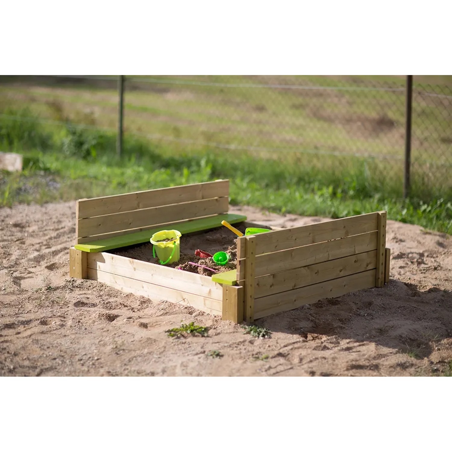 Quadratischer Wendi Toys Sandkasten aus Holz mit Abdeckung und Sitzfläche. FSC®-zertifiziert.