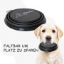 Petsation faltbarer Reisenapf, 2000 ml, schwarz. Hund mit Napf im Maul.
