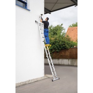 PROREGAL Teleskopleiter 4-teilig mit Traverse im Einsatz, Aluminium Leiter mit Mann bei Montagearbeiten.