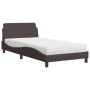 Dunkelbraunes Stoffbett mit Matratze, 100x200 cm, wellenförmiges Design.