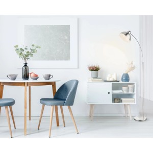 Globo Stehlampe Anita, Nickel matt-Chrom, im modernen Wohnraum mit Esstisch und Sideboard.