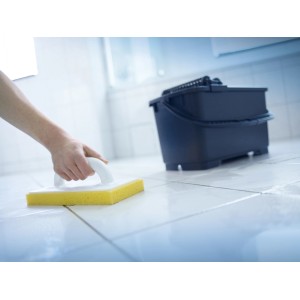 LUX Fliesenwaschbrett Comfort im Einsatz zur Fliesenreinigung. Maurer-, Fliesenleger- & Verlegewerkzeug.