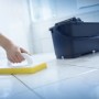 LUX Fliesenwaschbrett Comfort im Einsatz zur Fliesenreinigung. Maurer-, Fliesenleger- & Verlegewerkzeug.