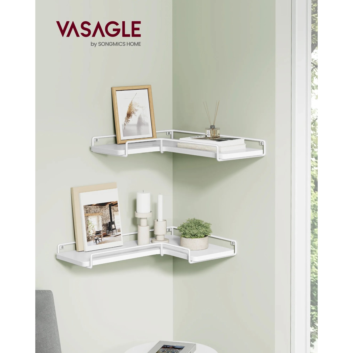 Weißes Vasagle Eckregal 2er Set, L-förmig, an einer Ecke mit Deko-Objekten.