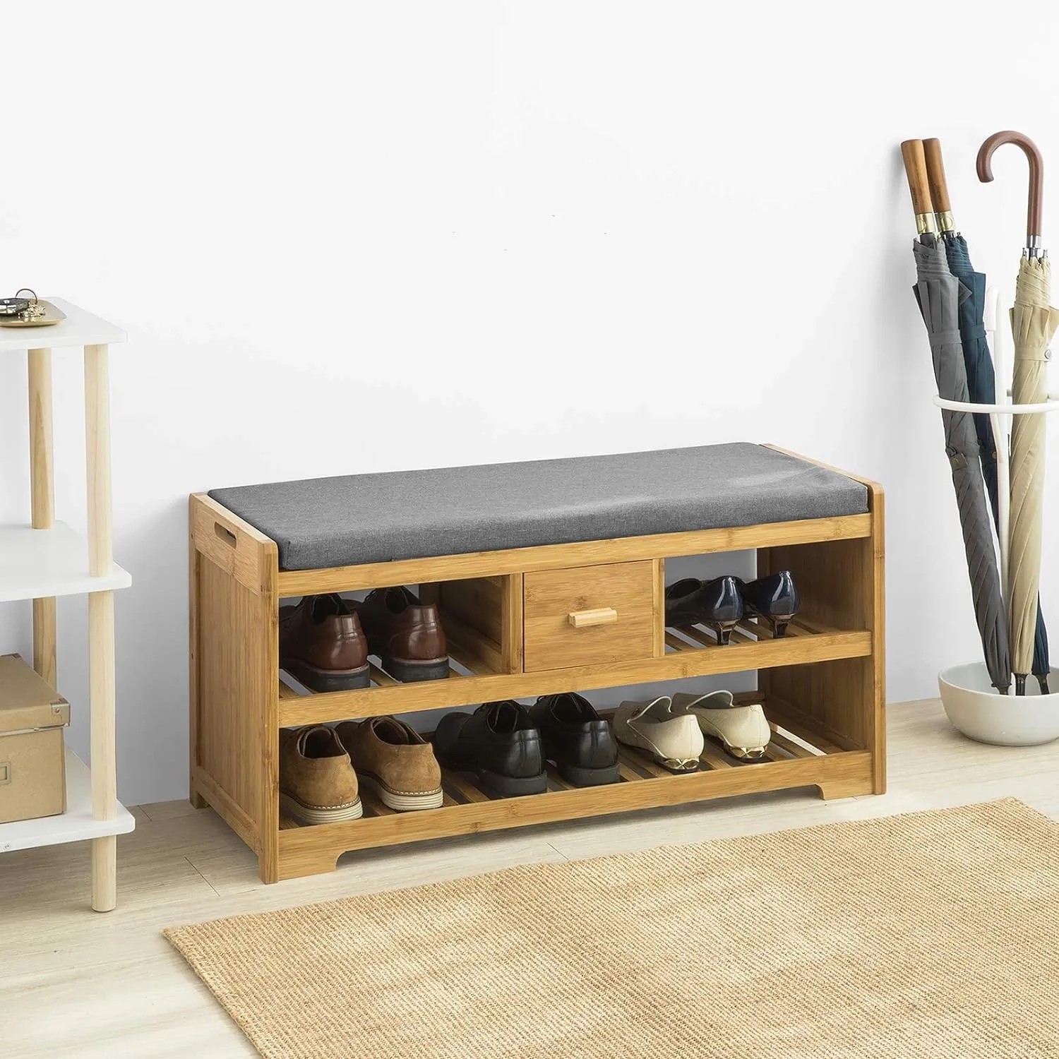 Modernes SoBuy Schuhregal aus Bambus mit grauer Sitzfläche, 2 Ablagen und Schublade für Schuhe im Flur.