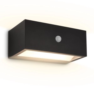 Schwarze Brilo Outdoor LED-Wandleuchte DOGU mit Bewegungssensor und Akku, strahlt warmweißes Licht ab.