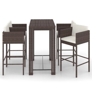 Braunes 5-tlg. Gartenbar-Set aus Polyrattan mit Tisch, 4 Hockern und cremeweißen Kissen.