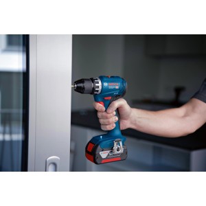 Bosch Professional Akku-Bohrschrauber GSR 18V-45 in Aktion beim Schrauben.