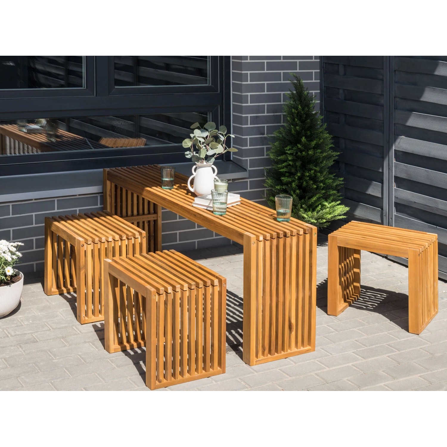 Beliani Gartentisch-Set mit 3 Hockern, helle Holzfarbe, Akazienholzlatten.