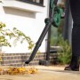 Bosch Akku-Laubbläser UniversalLeafBlow 18V solo im Einsatz zum Entfernen von Laub.