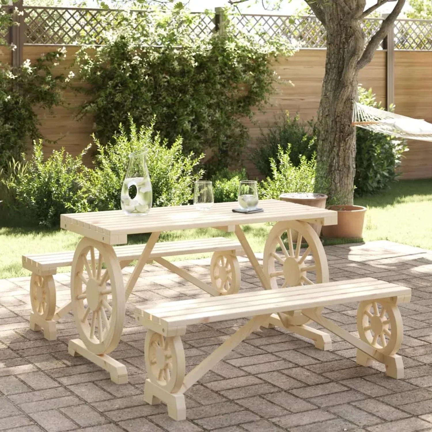 3-teilige Garten-Essgruppe aus Tannenholz im Wagenrad-Design. Gartentisch mit zwei Bänken für den Außenbereich.